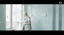 Une femme sur le toit