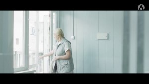 Une femme sur le toit